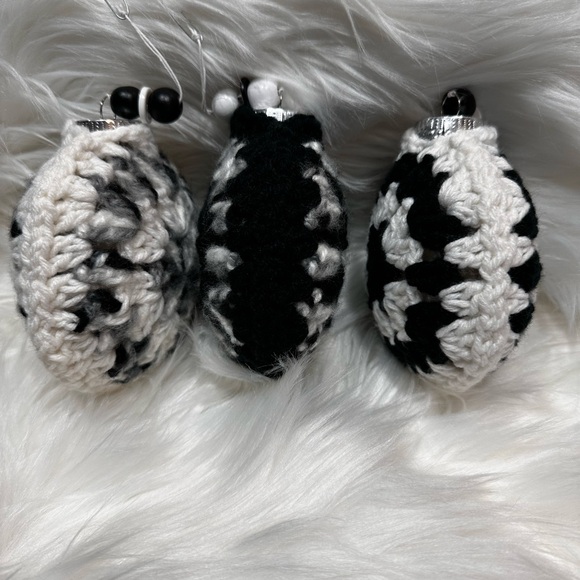 Hand knit/crochet Christmas, black-and-white granny, style baubles, set of 3 New - Picture 3 of 8